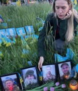 E.Butrimo nuotraukoje: 33 metų Kristina Veselova prie sutuoktinio „Peklos“ nuotraukos neša jo mėgtas violetines tulpes E.Butrimo nuotraukoje: 33 metų Kristina Veselova prie sutuoktinio „Peklos“ nuotraukos neša jo mėgtas violetines tulpes